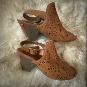 Euro Soft tan leather wedge heel sandals EUC